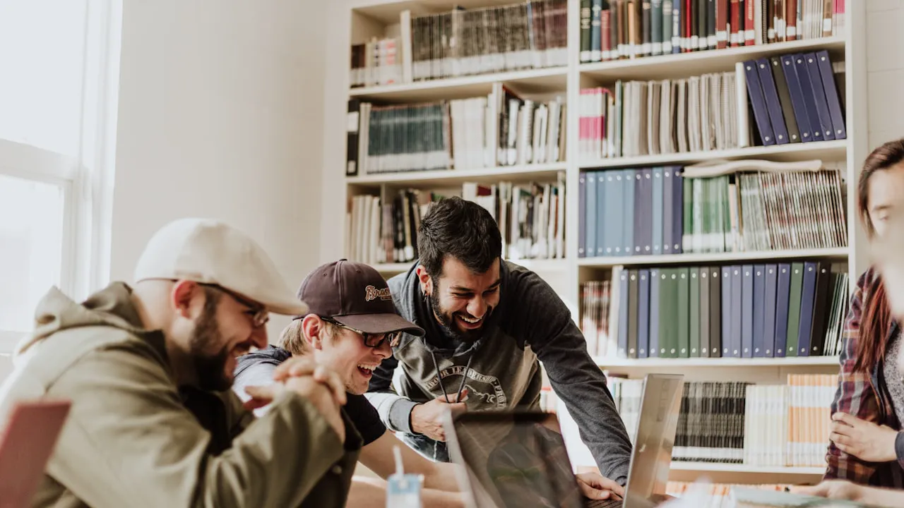 Atelier scolaire d'initiation à la taille de pierre